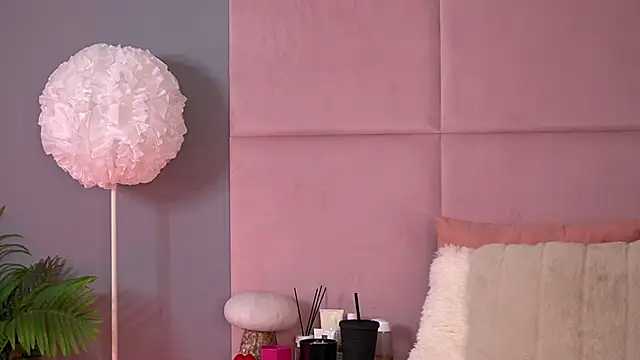 Snapshot of AlmaLuv chatting on 4, 7, 2026 AlmaLuv online show from 4, 7, 2026