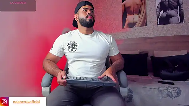 Snapshot of noah_crux chatting on 27, 10, 2025 noah crux online show from 27, 10, 2025