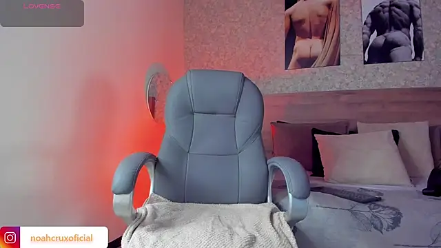 Snapshot of noah_crux chatting on 18, 10, 2025 noah crux online show from 18, 10, 2025