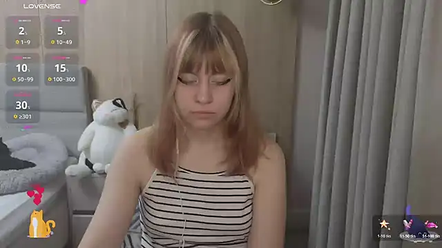 Snapshot of HermioneHHH chatting on 4, 11, 2025 HermioneHHH online show from 4, 11, 2025