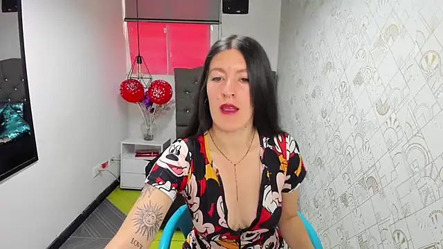 Snapshot of LiaCooper_ chatting on 5, 3, 2025 LiaCooper online show from 5, 3, 2025