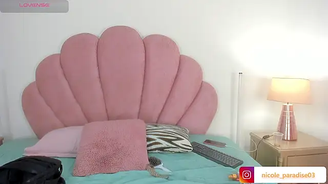 Nicole Paradise online show from 18, 7, 2026