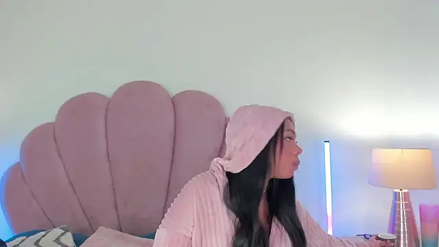 Nicole Paradise online show from 5, 12, 2025