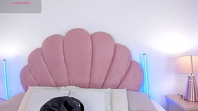 Nicole Paradise online show from 6, 3, 2026