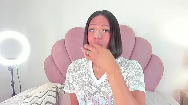 Nicole Paradise online show from 5, 11, 2025