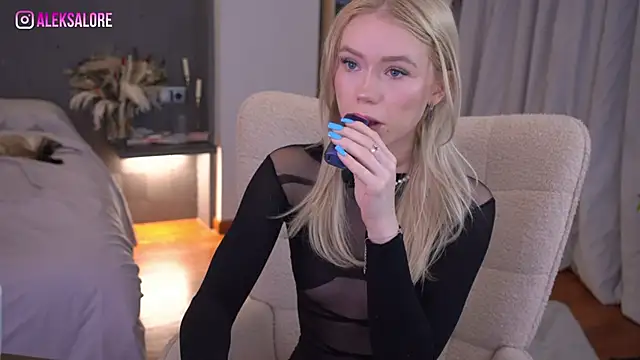 LexieLoree online show from 13, 4, 2026