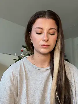 Mia-Minou online show from 28, 11, 2025