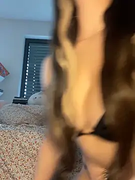 Mia-Minou online show from 6, 11, 2025