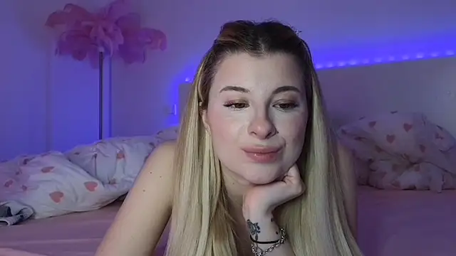 Snapshot of Mia-Minou chatting on 4, 3, 2025 Mia-Minou online show from 4, 3, 2025