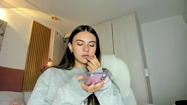 mia nevaeh online show from 5, 4, 2026