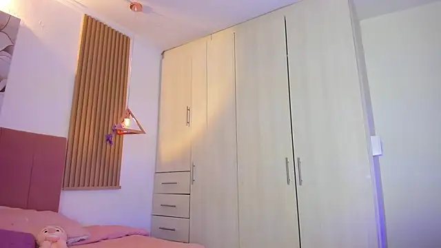 mia nevaeh online show from 31, 3, 2026