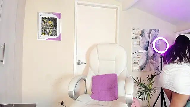 mia nevaeh online show from 4, 11, 2025