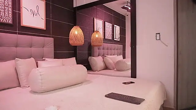 Snapshot of Bella_TS_ chatting on 30, 10, 2025 Bella TS online show from 30, 10, 2025