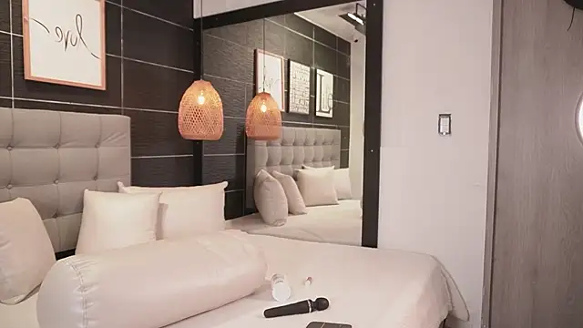 Snapshot of Bella_TS_ chatting on 3, 10, 2025 Bella TS online show from 3, 10, 2025