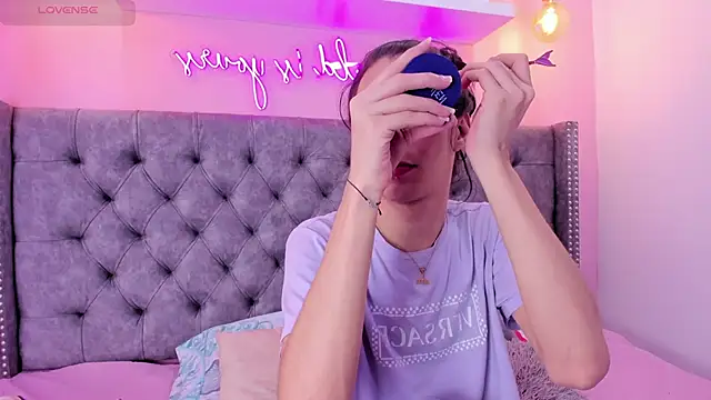 Mia thompson 19 online show from 6, 11, 2025