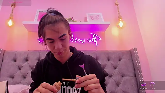 Mia thompson 19 online show from 5, 11, 2025