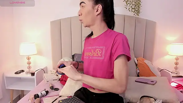 Mia thompson 19 online show from 24, 10, 2025