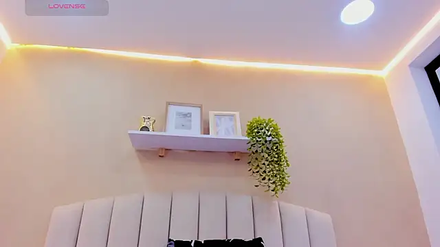 Mia thompson 19 online show from 16, 2, 2026