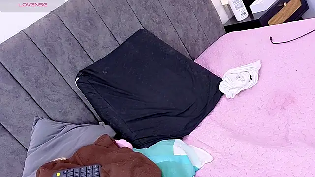 Mia thompson 19 online show from 21, 4, 2026