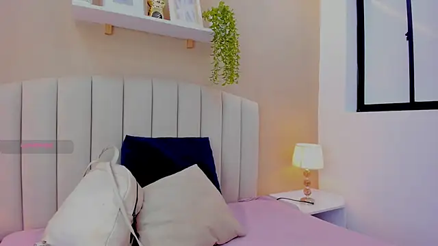 Mia thompson 19 online show from 1, 7, 2026