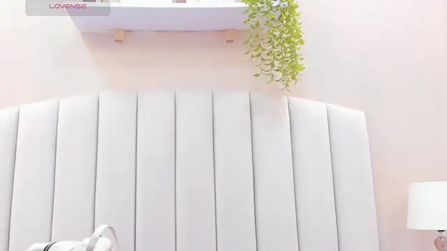 Mia thompson 19 online show from 11, 2, 2026