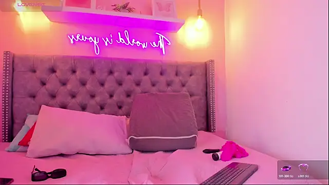 Mia thompson 19 online show from 28, 10, 2025