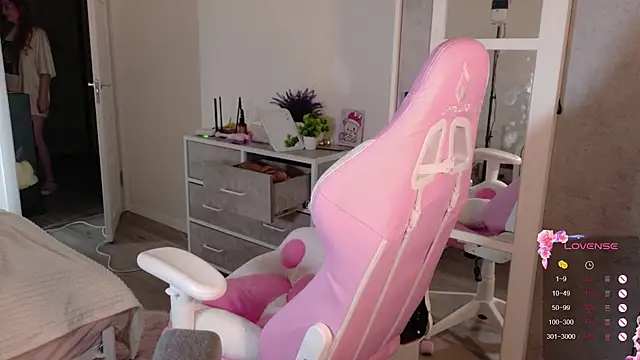 cinnabon girls online show from 23, 12, 2025