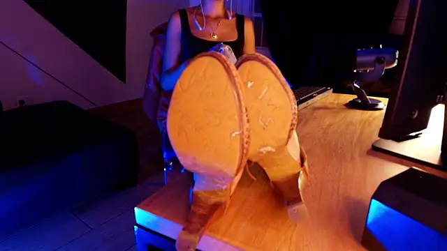 Snapshot of Pia_mo chatting on 24, 10, 2025 Pia mo online show from 24, 10, 2025