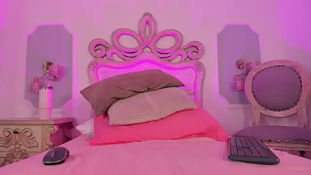 Snapshot of Sara__Williams chatting on 10, 11, 2025 Sara Williams online show from 10, 11, 2025