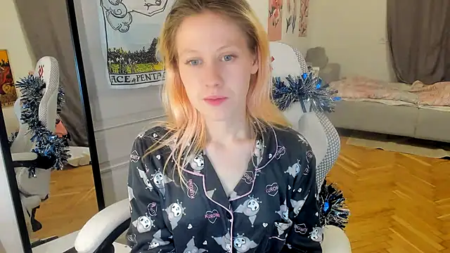 Snapshot of Silly__Milly chatting on 18, 12, 2024 Silly  Milly online show from 18, 12, 2024