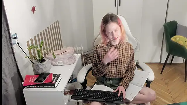 Snapshot of Silly__Milly chatting on 27, 5, 2026 Silly Milly online show from 27, 5, 2026