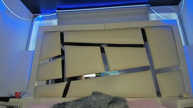 chrystal js online show from 26, 3, 2026