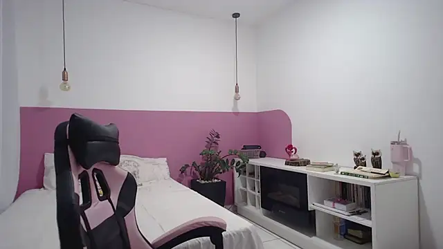 YasmimBrasil online show from 8, 6, 2026