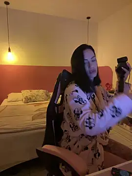 YasmimBrasil online show from 13, 5, 2026