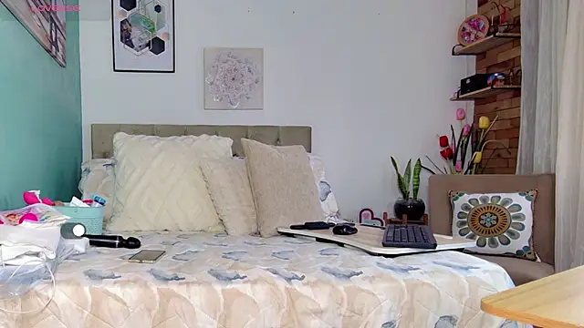 yanella fire online show from 19, 4, 2026