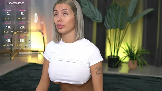 Snapshot of AudreyZanne chatting on 23, 10, 2025 AudreyZanne online show from 23, 10, 2025