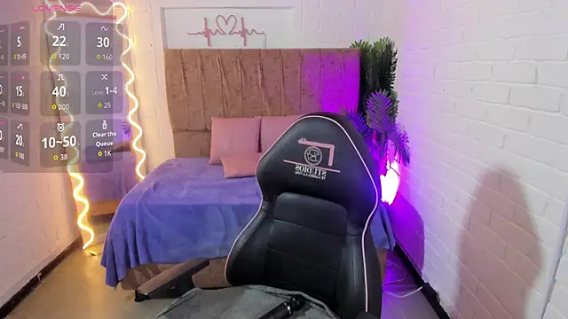 Snapshot of Chiara_tay chatting on 8, 10, 2025 Chiara tay online show from 8, 10, 2025