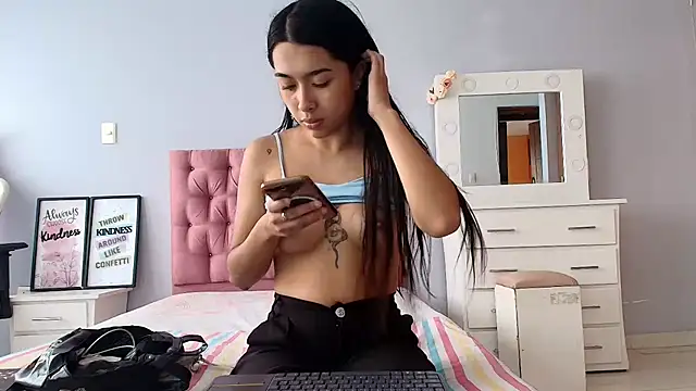SweetLatiin  online show from 20, 2, 2025