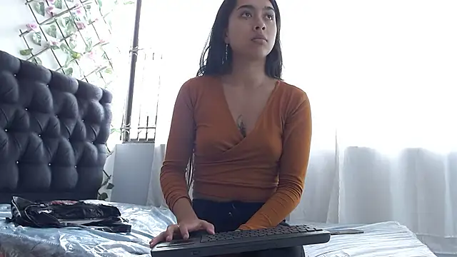 SweetLatiin  online show from 19, 2, 2025