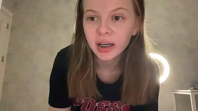 Snapshot of wrenlie chatting on 13, 5, 2026 wrenlie online show from 13, 5, 2026
