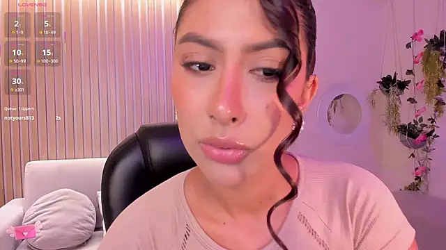 Snapshot of ArianaDumont chatting on 11, 10, 2025 ArianaDumont online show from 11, 10, 2025