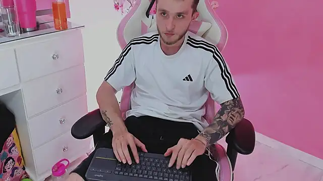 Dylanwhite23  online show from 16, 4, 2026