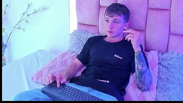 Dylanwhite23  online show from 10, 2, 2025