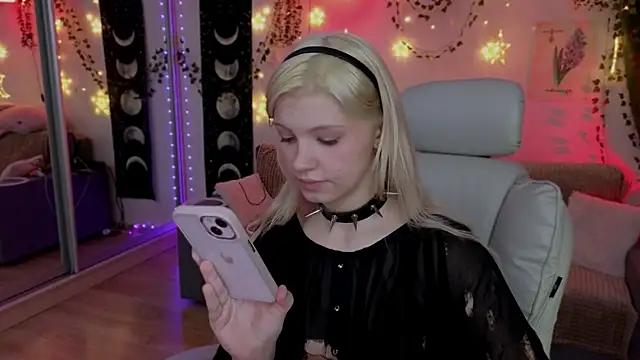 Snapshot of Moonlight_Mia chatting on 25, 10, 2025 Moonlight Mia online show from 25, 10, 2025