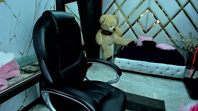 Emmily Walker online show from 28, 10, 2025