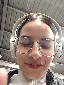 Snapshot of _vaness chatting on 5, 4, 2026 vaness online show from 5, 4, 2026