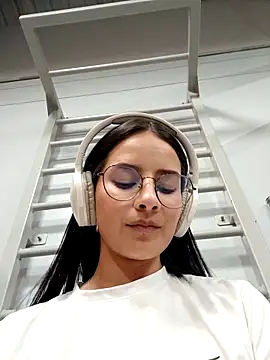 Snapshot of _vaness chatting on 5, 5, 2026 vaness online show from 5, 5, 2026