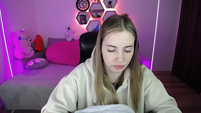 Snapshot of SabrinViolet chatting on 8, 5, 2026 SabrinViolet online show from 8, 5, 2026