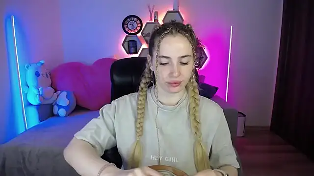 Snapshot of SabrinViolet chatting on 18, 5, 2026 SabrinViolet online show from 18, 5, 2026