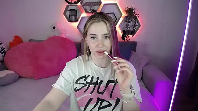 Snapshot of SabrinViolet chatting on 5, 5, 2026 SabrinViolet online show from 5, 5, 2026